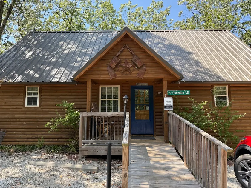 Trails End Cabin- 10 min- Silver Dollar City; 15 min- Branson; NEW Tiled Showers - Image 1