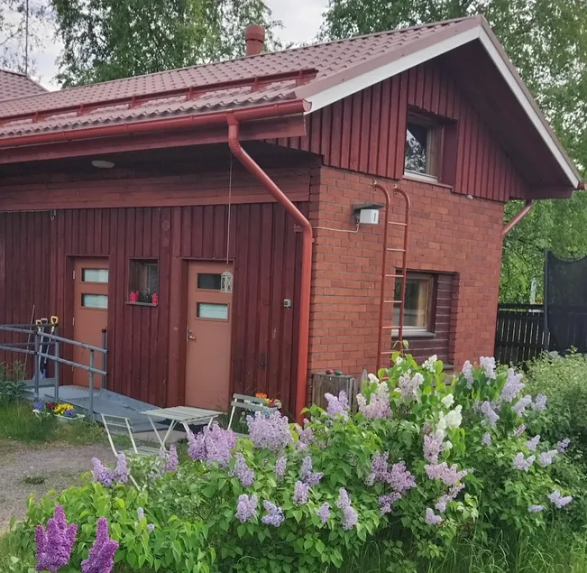 Airport stop with sauna in a quiet area - Image 1