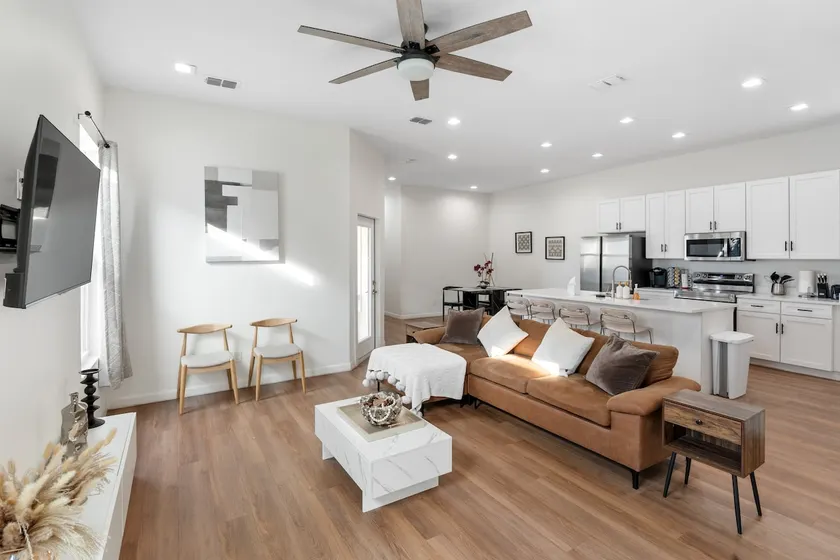 New Chic Mid-Century Modern 3BR Home in Central Mcallen perfect for getaway  - Image 1
