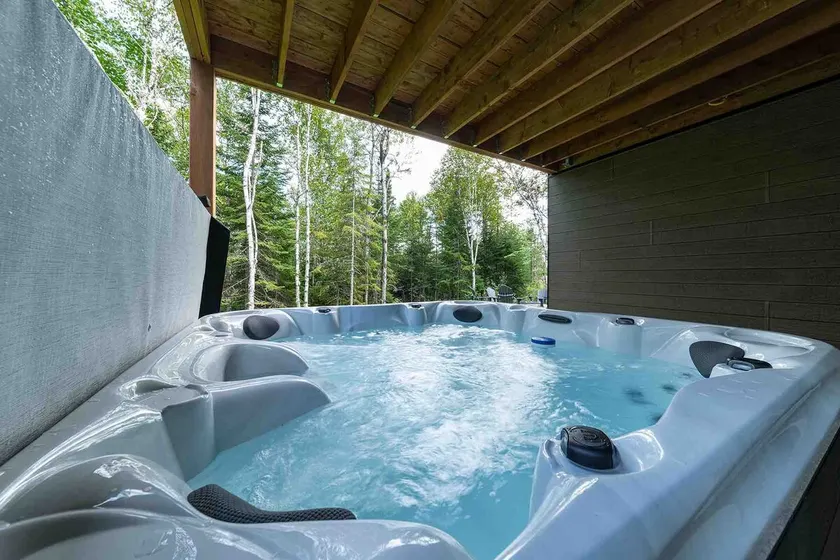 Le Chic Repère 127: Hot Tub, Games & Covered Deck - Image 1