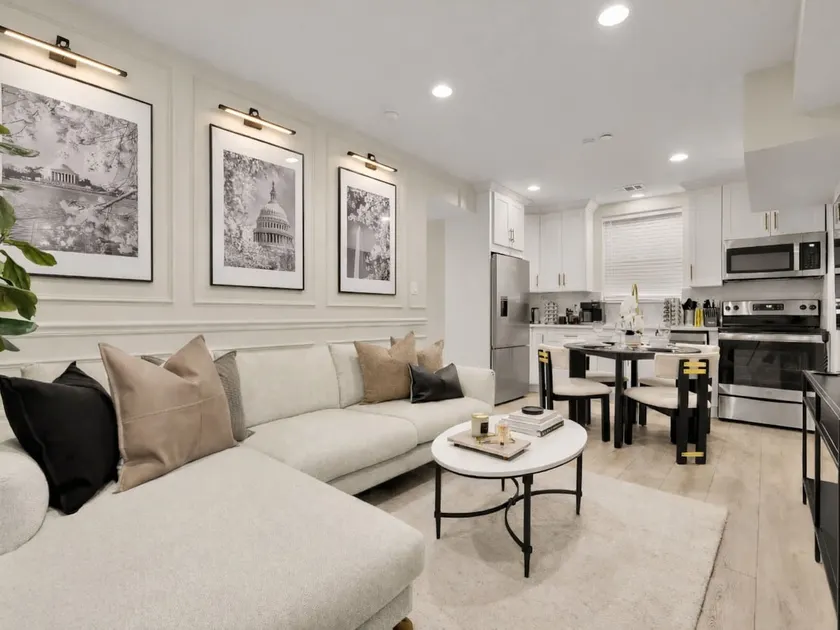 Luxury 3-BR - Parking - EV Charger - Walk to Metro - Image 1