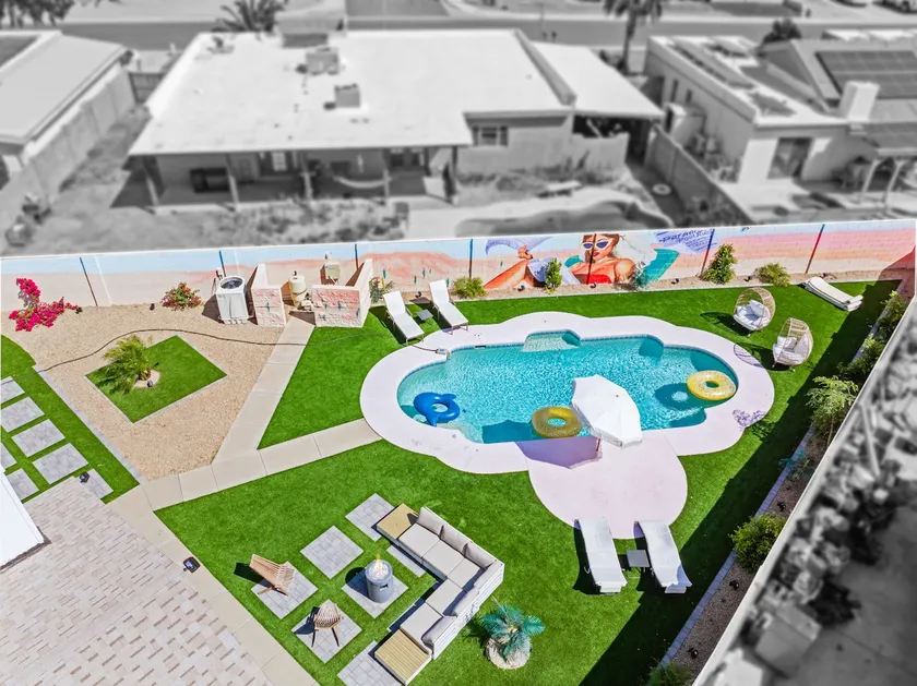 Pink House, Free Heated Pool, Movie Room, & Golf - Image 1