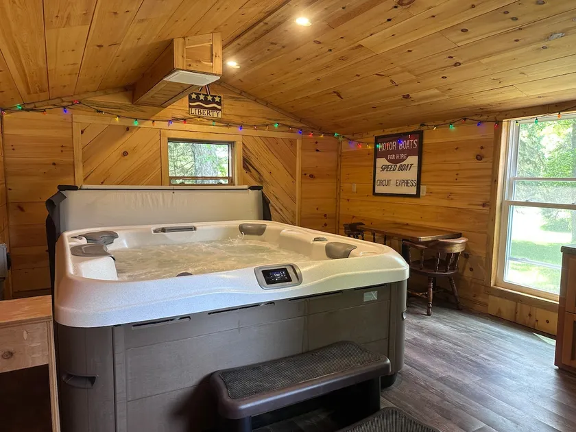 Private hot tub -2 king beds -near Pictured Rocks! - Image 1