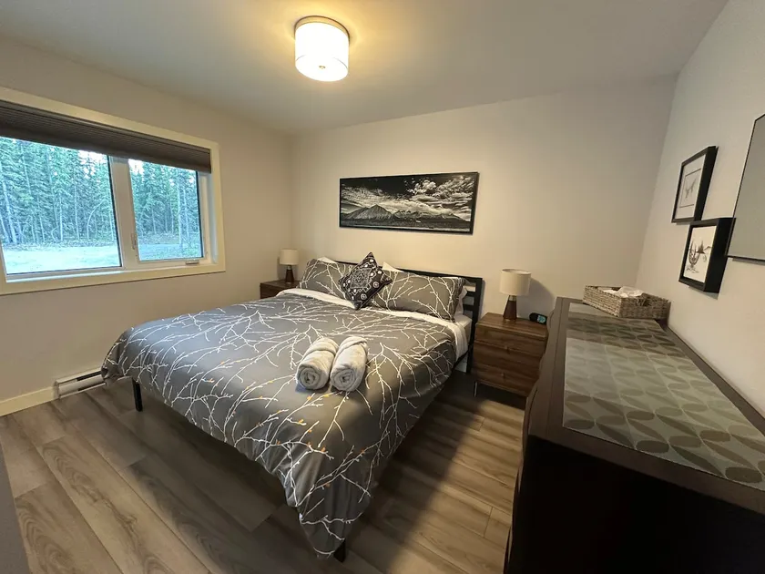 Cozy 2 bedroom cottage on quiet property. - Image 1
