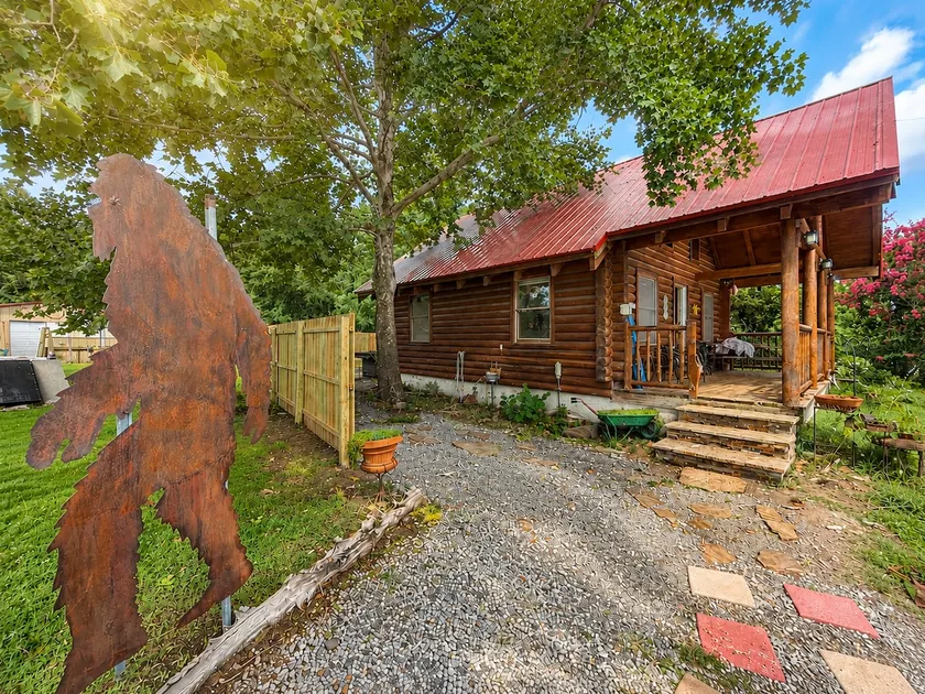 Bigfoot's Tiny Cabin | Hot Tub & BBQ + Parking - Image 1