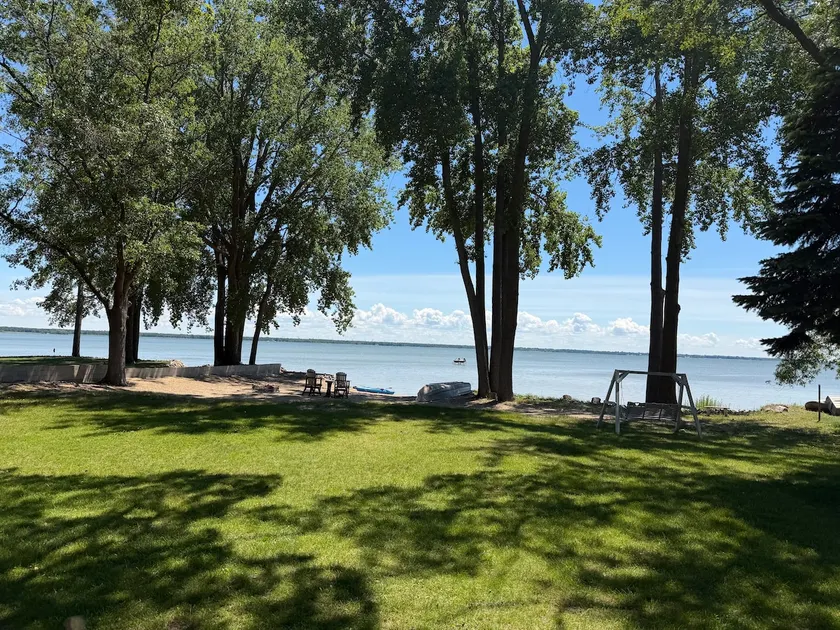 Luxurious remodeled lakefront cottage - Image 1