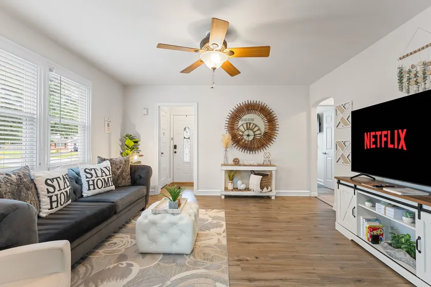 Cozy Cottage! Large fenced backyard. - Image 1