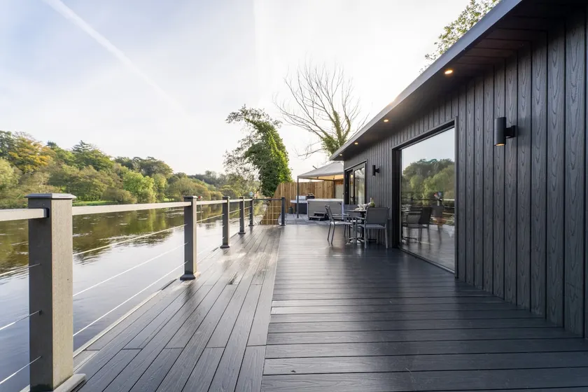 Luxury riverside Lodge w Hot tub - Image 1