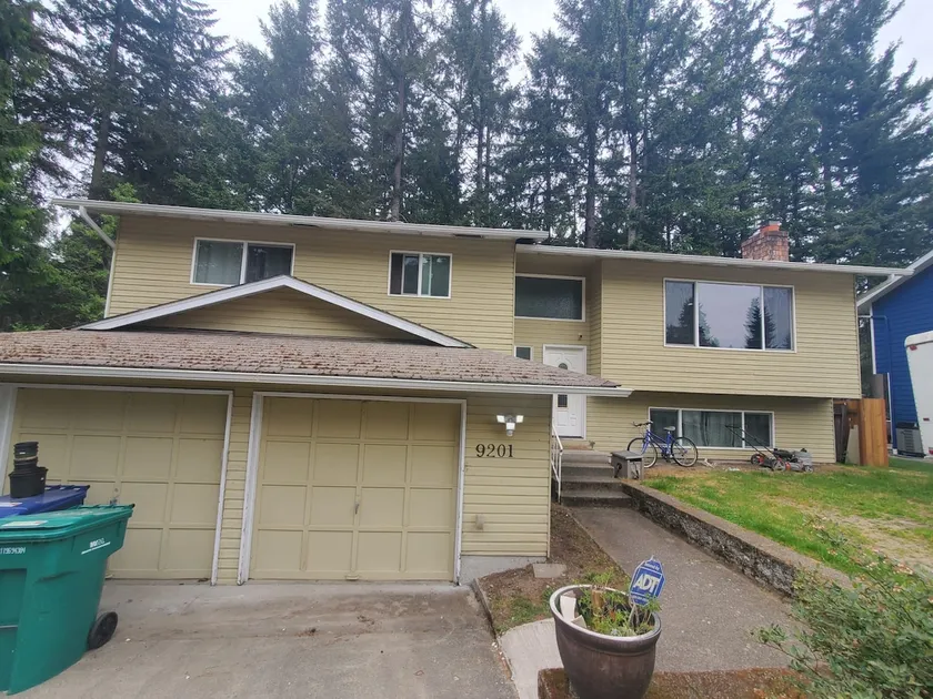 3BR Home 2 bathroom w/ Patio Kitchen upstair only - Image 1