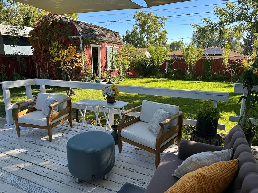 Charming Rustic Retreat Near Airport & Midtown - Image 1