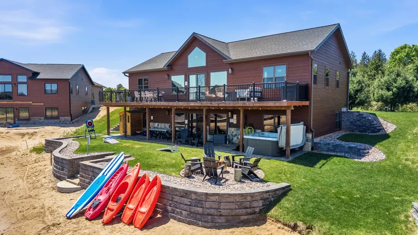 Hot tub, game room, Sauna, Firepit & 28 miles to Dells - Image 1