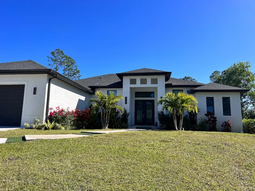 The Sunshine House with private pickleball court! - Image 1