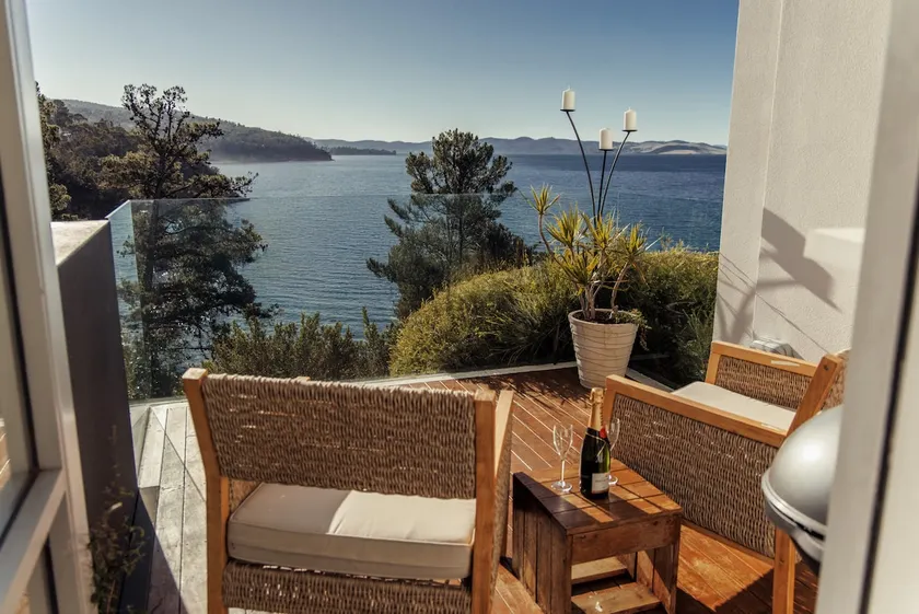 Waterfront Haven Apartment - Image 1