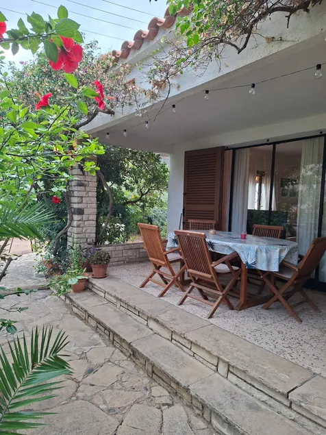 House with a garden near the port and the beach. - Image 1