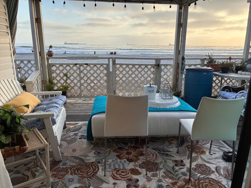 Charming Beach House on the Sand - Image 1