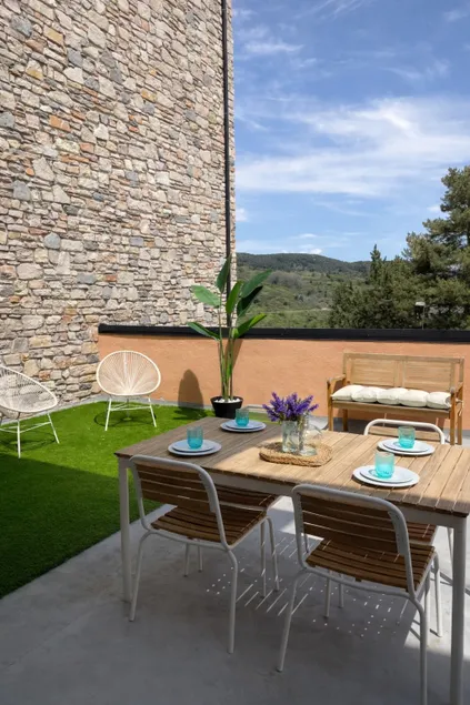 Mountain retreat with private terrace - Image 1