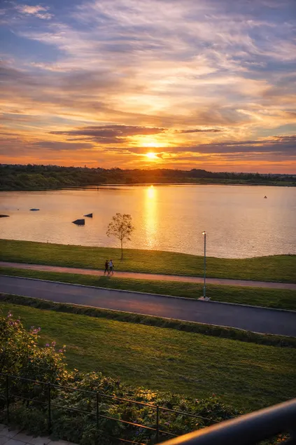 King bed and lake views, 2 bedroom apartment - Image 1