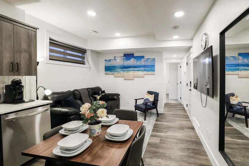 Cozy Two bedroom suite, 10mins from the Airport and major Edmonton Shopping mall - Image 1