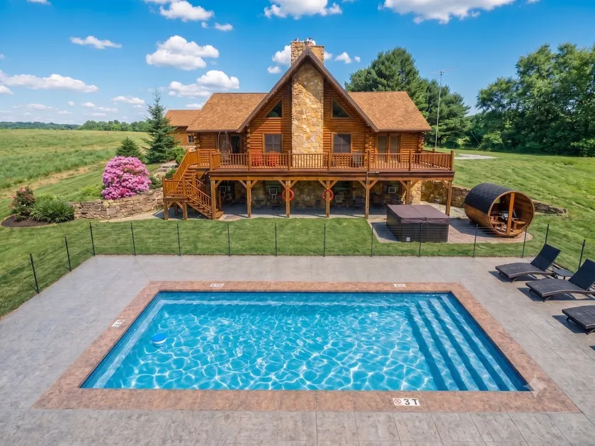 Heated Pool, Hot Tub, Sauna, 7 Springs, Sleeps 20 - Image 1