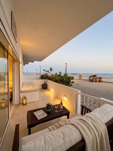 Modern Sea Front Retreat - Image 1