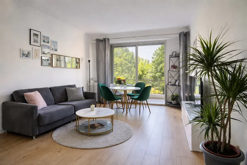 Golden Square • Quiet terrace • Air conditioning • Beach - Image 1