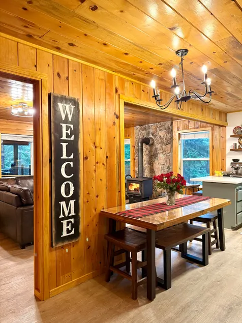 Secluded Cabin with Hot tub on spacious private lot - Image 1