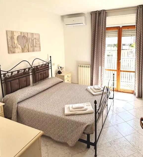 MARINE KISS- Appartamento con PARCHEGGIO PRIVATO GRATUITO- Vicino Porto Crociere e Stazione - Image 1