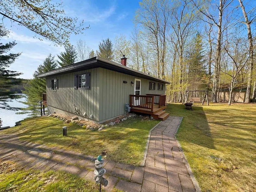 Iggy & Al's Treehouse: Northwoods Getaway - Image 1
