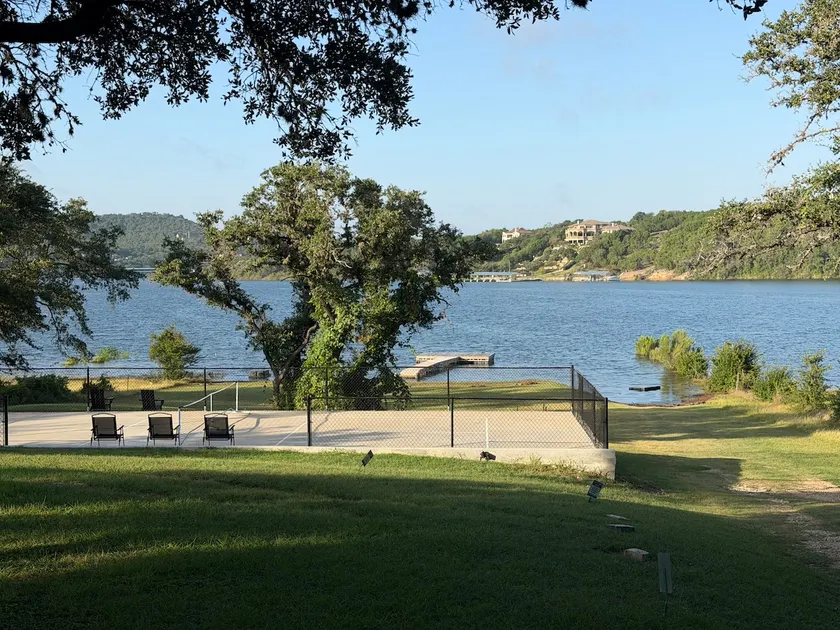 5 star Mid-Century Lakefront Pickleball Retreat - Image 1