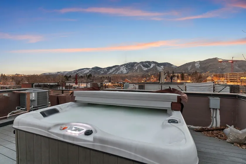 Rooftop Hot tub Family Friendly Mountain Views - Image 1