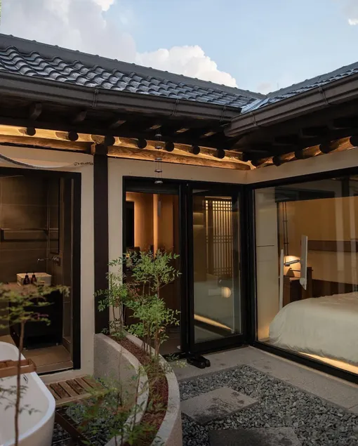 Uhui Yoohee/Premium Hanok Stay xThechae Thechae - Image 1