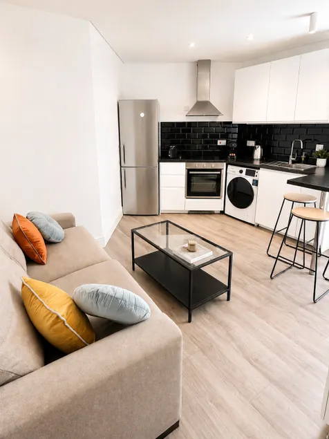 Grand Central House - Classic Two Bedroom Balcony - Image 1