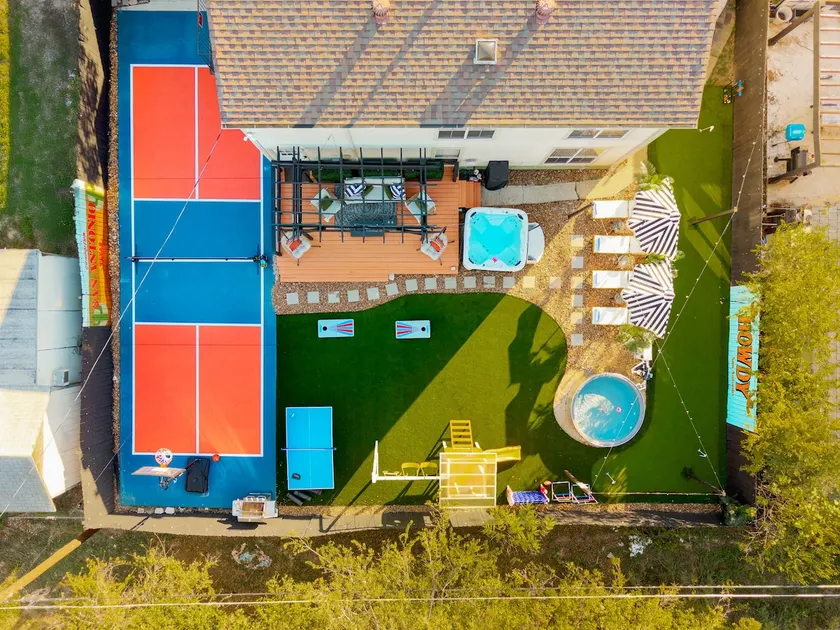 Backyard Oasis Pool Hot Tub Mini Golf 18 Guests - Image 1