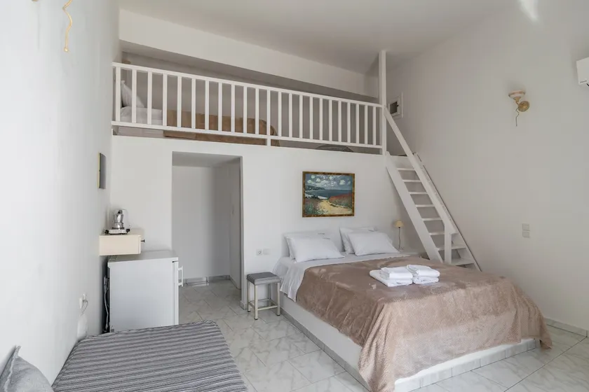 Traditional island Room in Adamas - MIlos island - Image 1