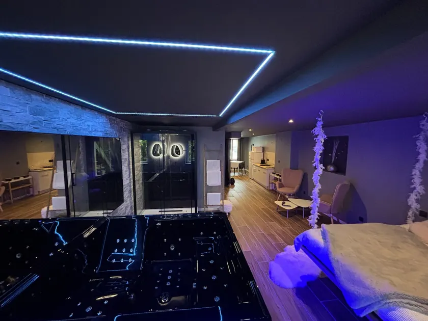 Private Spa Suite & XXL Jacuzzi in Châtenois - Image 1