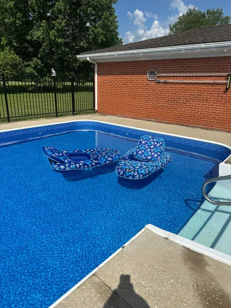 Red House Retreat-unique getaway-pool-patio-quiet - Image 1