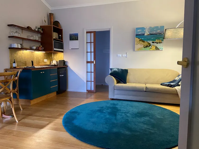 Waterfront 1-bedroom accommodation in Howden - Image 1