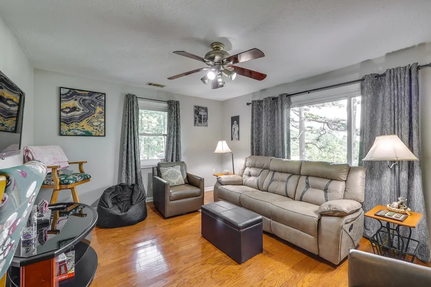 4 Mi to Dtwn! Ozarks Hideaway w/ Furnished Deck - Image 1