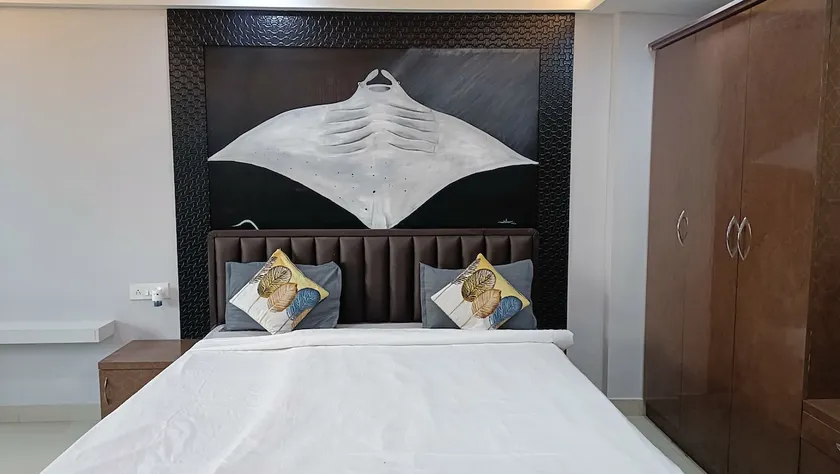 Super sized studio near airport & shopping centre - Image 1