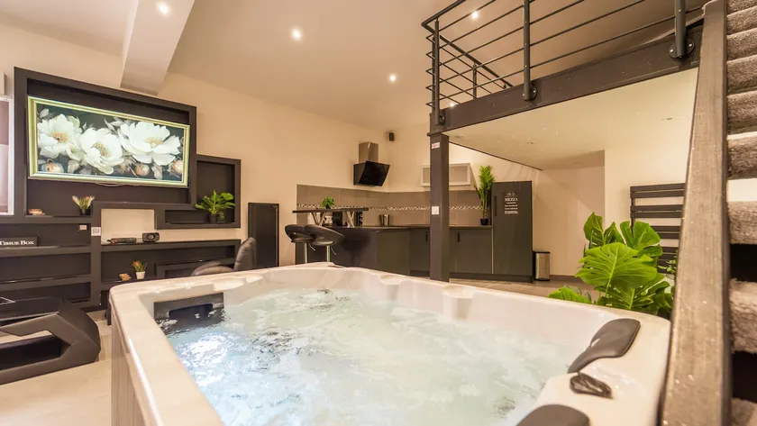 Luxury Suite with Jacuzzi & Hammam - Image 1
