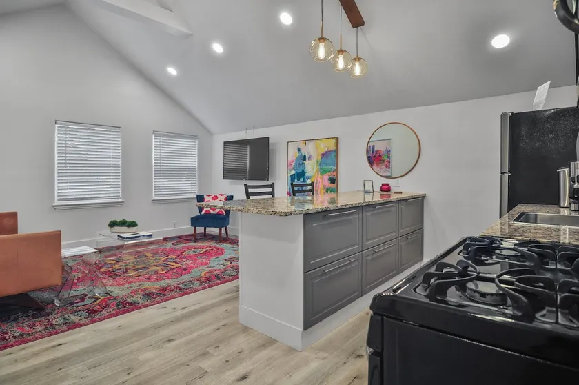 Montgomery Street Hideaway - Image 1