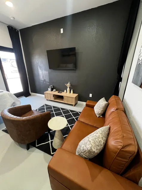 Crash Pad A -Studio Apt. /Warm, inviting space. - Image 1
