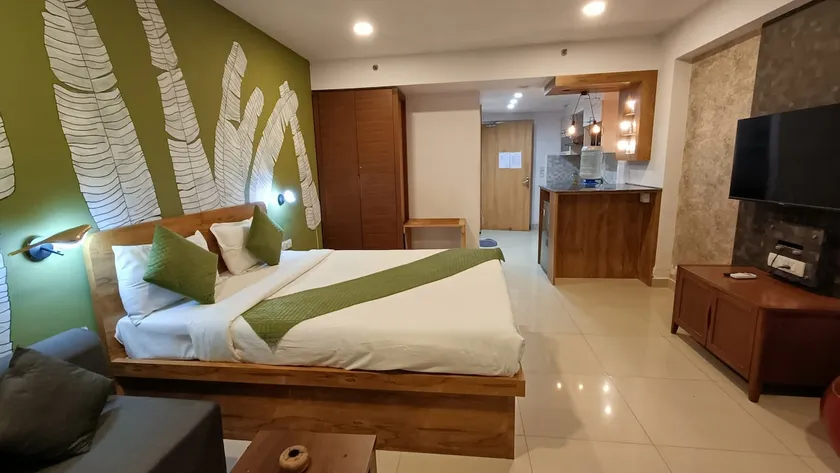Super Deluxe Studio with Bar & Full Kitchen - Image 1