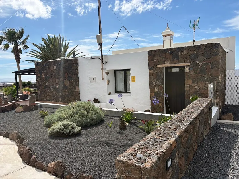 Apartment with terrace, garden and ocean views - Image 1
