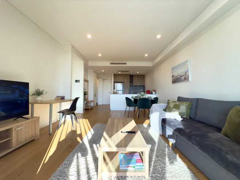 Chic 1BR Condo next to Croydon Station - Image 1