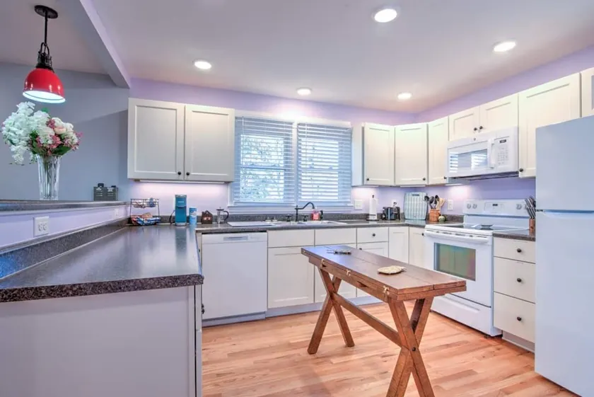 Charming Family Gem ~ Close to State Street ~ Pkg! - Image 1