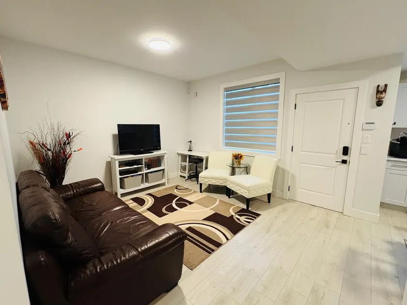 Cozy Home| Free Parking| Burke Mountain, Coquitlam - Image 1