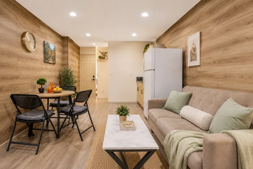 Elegant Studio Oasis, Pool, Parking,near Americana - Image 1