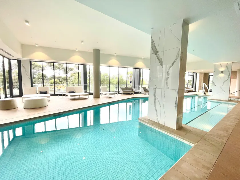 Waterfront Luxury - FREE Gym/Pool/Sauna & Parking - Image 1