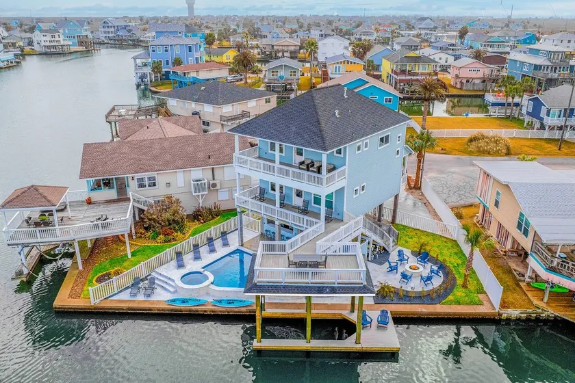 Pelican Lookout - Heated Pool, Hot Tub, Fire Pit, Outdoor Bar, Kayaks - Image 1